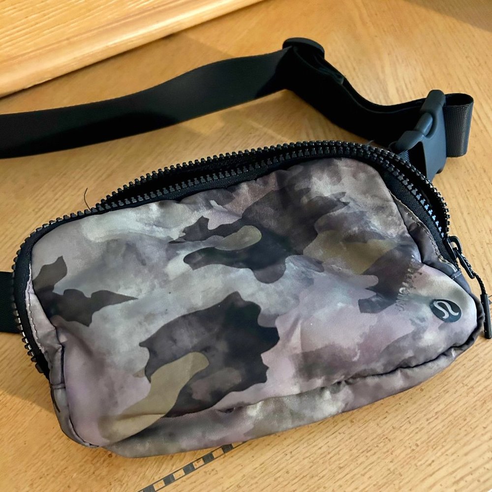 lululemon Everywhere Belt Bag - black/camo - one size
